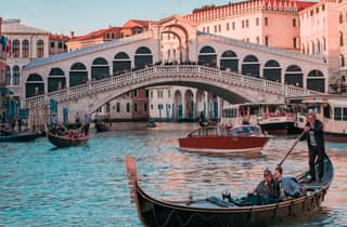 Venedig: Private Gondelfahrt durch die Kanäle und Murano-Glas-Tour