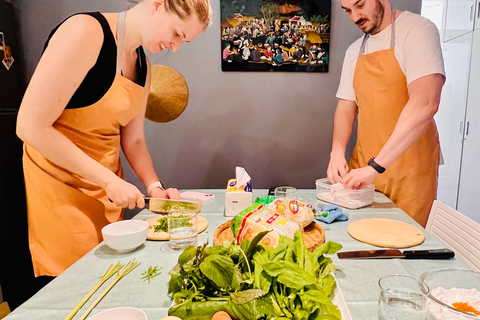 Thuis kookles met een lokale bewonerTop kookles in een plaatselijk huis met een gezellige keuken