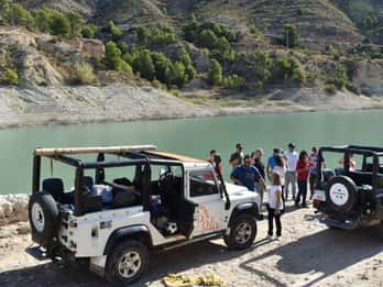 Benidorm: Gita guidata in jeep a Guadalest e alle cascate di Algar