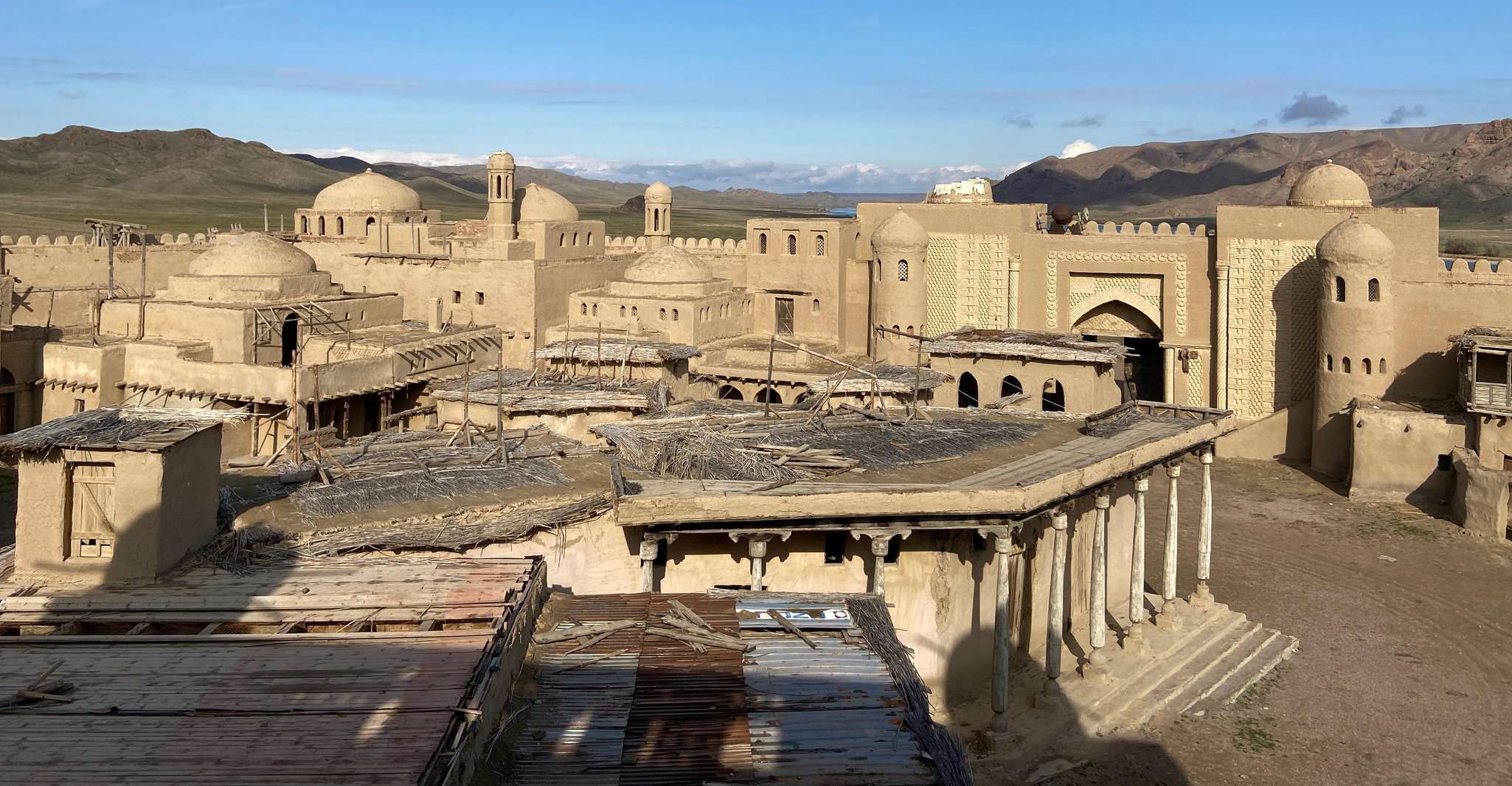 Tamgaly Tas和Nomads市，一日游 - Housity