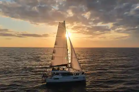 L'ile-rousse Corse: Gourmet-Katamaranfahrt bei Sonnenuntergang