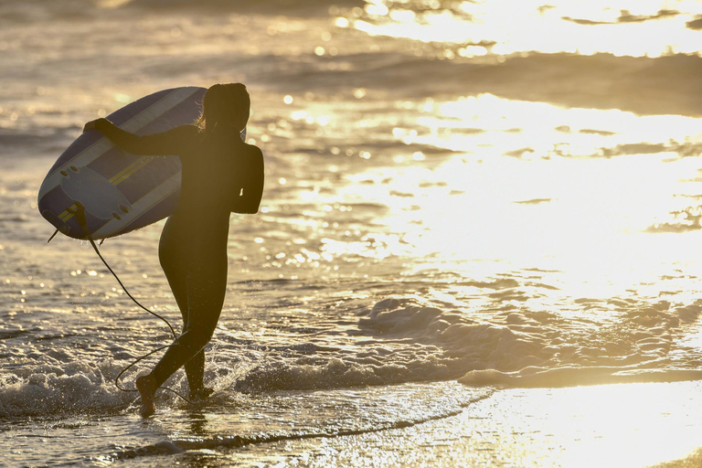Porto: Surfing w małej grupie z transportemDoświadczenie surfingowe w małej grupie z transportem w Porto