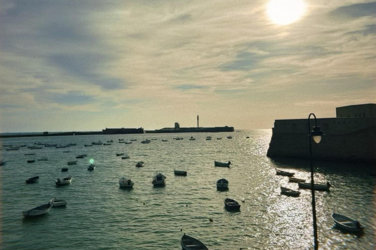 Cádiz: Walking Tour with Tapas and Drinks