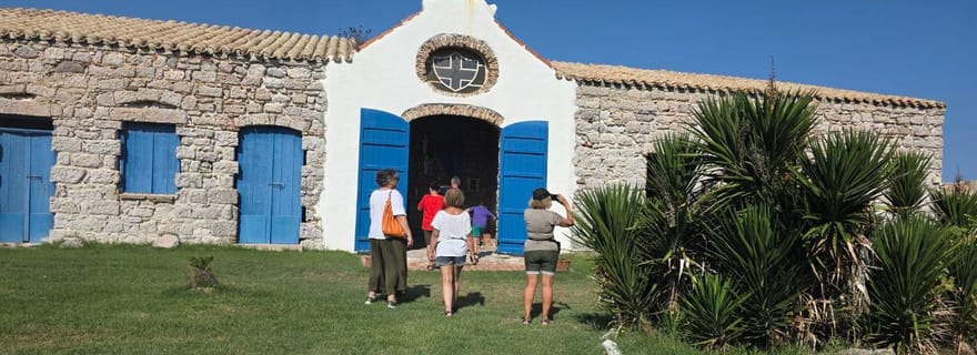Visite expérientielle de l'ancienne pêcherie de thon de Carloforte avec Natalia comme guide.