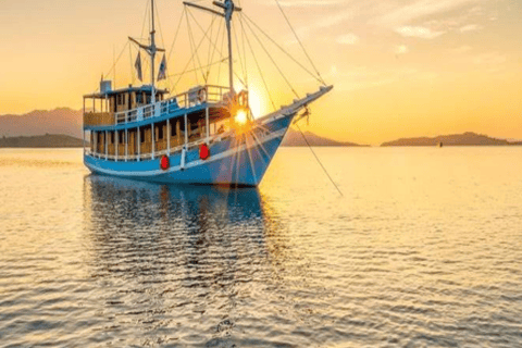 Lombok: 4-Day Komodo with Whale Sharks Private Cabin