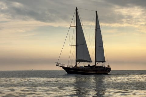 Fuerteventura: Bootsfahrt bei Sonnenuntergang mit DJ, Essen & Getränken