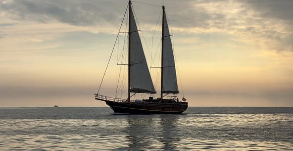 Türkische Gulet vor Fuerteventura im Abendlicht
