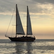 Fuerteventura: Sunset boat trip with DJ, Food & Drinks