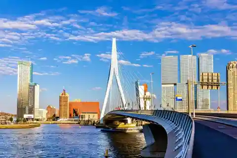 Rotterdam: Must-See Attractions Guided Walking Tour