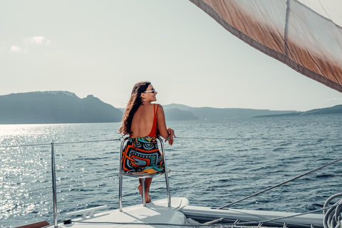 Santorini: Majestuoso Crucero en Catamarán con Comida y BebidasMajestuoso Crucero al Atardecer