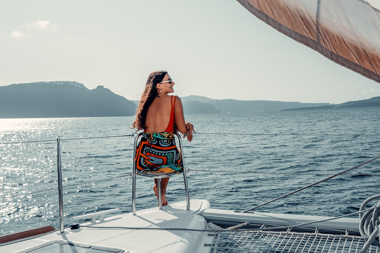 Santorini: Majestuoso Crucero en Catamarán con Comida y BebidasCrucero de un día Majestic