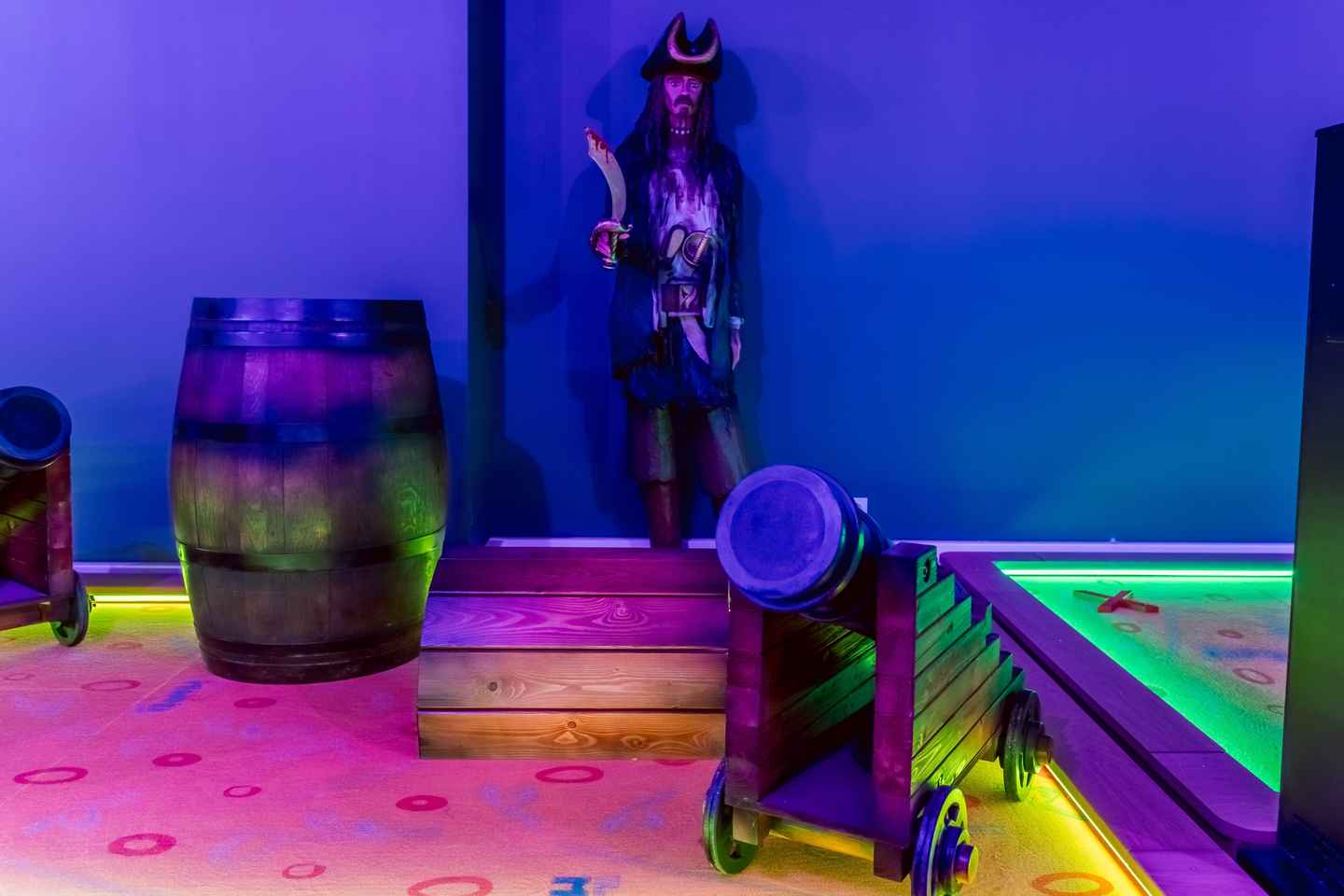 Cologne: Adventure Minigolf – Interactive tour through movie sets!