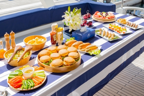 Dubai Coastline Yacht Tour + BBQ of picknick & virtuele gidsThe Dubai Luxury Yacht Tour - 2 uur durende tour met ontbijt