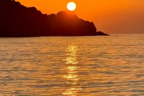 Cefalù: Sunset boat trip along the coast of Cefalù