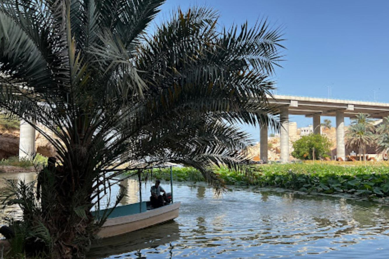 Desde Mascate: Excursión de un día a Wadi Shab y el sumidero de Bimah