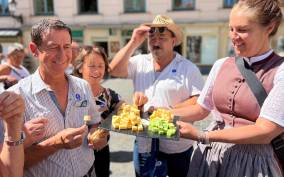 Munich: Viktualienmarkt Food Tasting Tour in German
