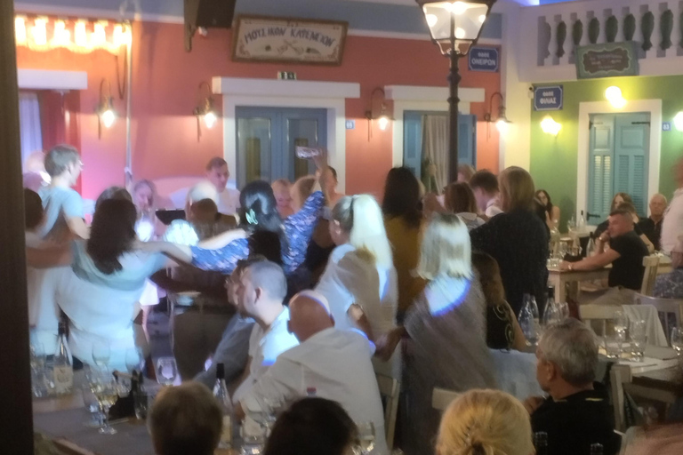 Der Popolaros-Abend: Essen, Getränke und griechische Live-TänzeZakynthos: Abendessen mit griechischem Tanz und Wein