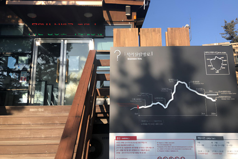 Seoul: Bukaksan Mountain Summit and History Hiking Tour Chinese Guide