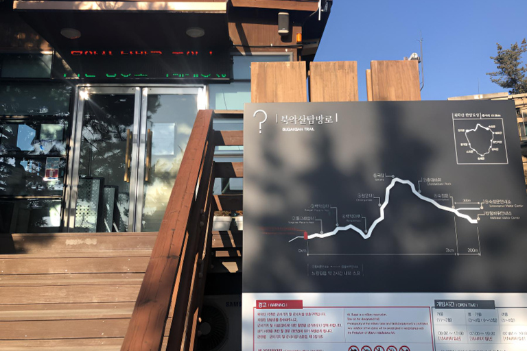 Seoul: Bukaksan Mountain Summit and History Hiking Tour Chinese Guide