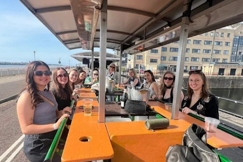 Liverpool: passeio de bicicleta com bebidas e músicaPasseio de bicicleta com cerveja em Liverpool com bebidas