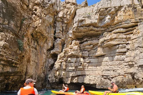 Pula : Excursion en kayak dans les grottes, plongée en apnée et saut de falaise