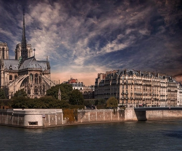 Paris: Notre-Dame Reserved Access with Exterior Guided Tour