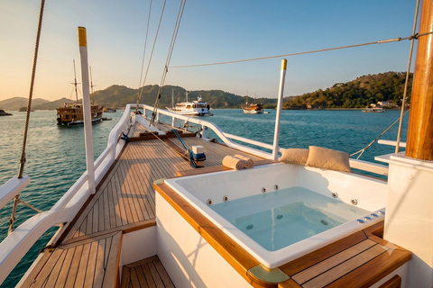 Labuan Bajo: 3D2N Private Komodo Liveaboard | French Guide