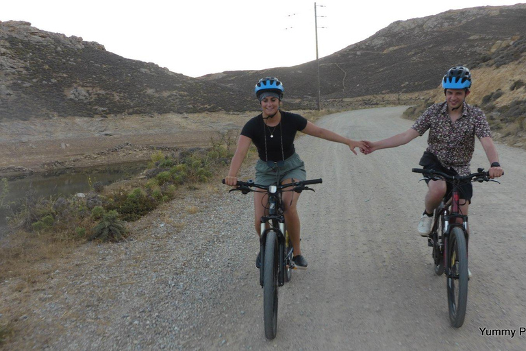 Excursión romántica en bicicleta por Mykonos con picnic privado en la playa