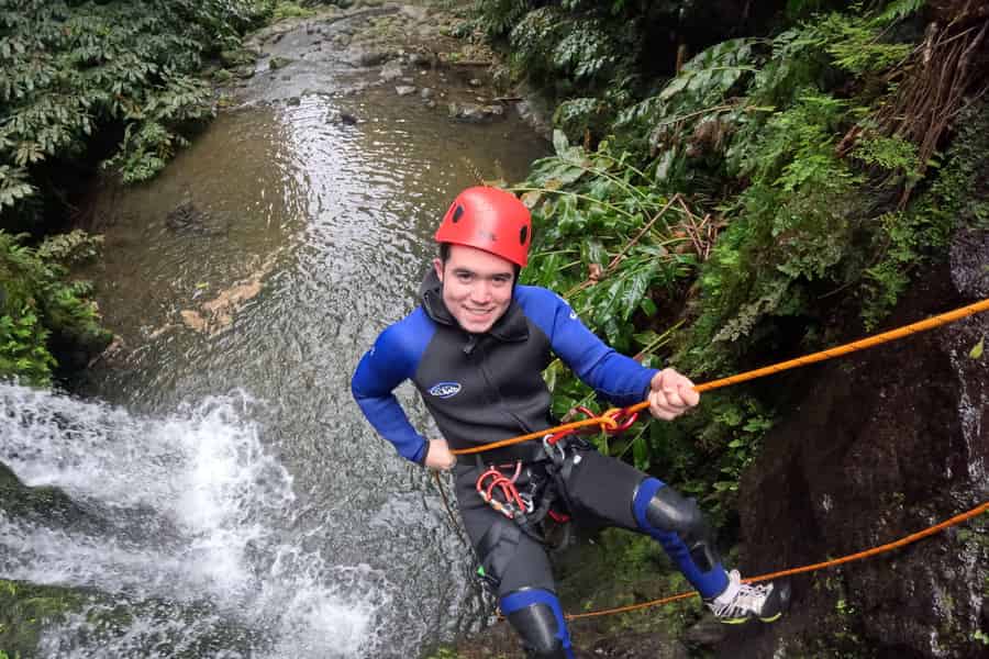 Canyoning-Abenteuer in Ribeira dos Caldeirões. Foto: GetYourGuide