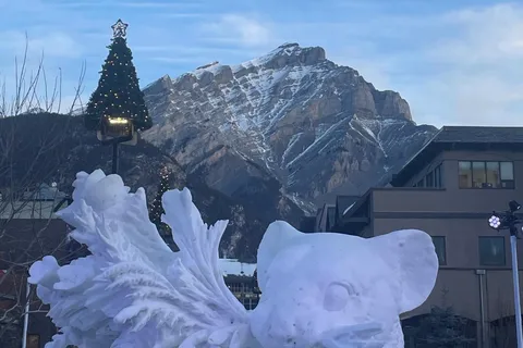 Banff Town: Guided Town Walking Tour with Snack
