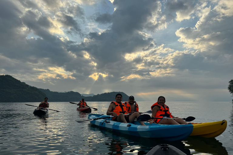 San Salvador: Wycieczka kajakowa o wschodzie słońca po jeziorze Ilopango z odbiorem