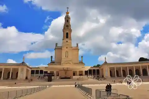 Private 1-Day Tour to Fátima Batalha Nazaré and Óbidos