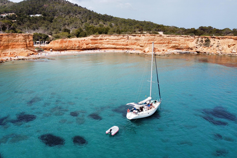 Ibiza: Tour in barca a vela di un&#039;intera giornata a Formentera con pagaiaIbiza: Tour di un&#039;intera giornata in barca a vela a Formentera con pagaia