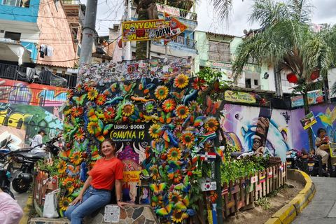 Medellín: Cultural Tour with Lunch and Commune 13