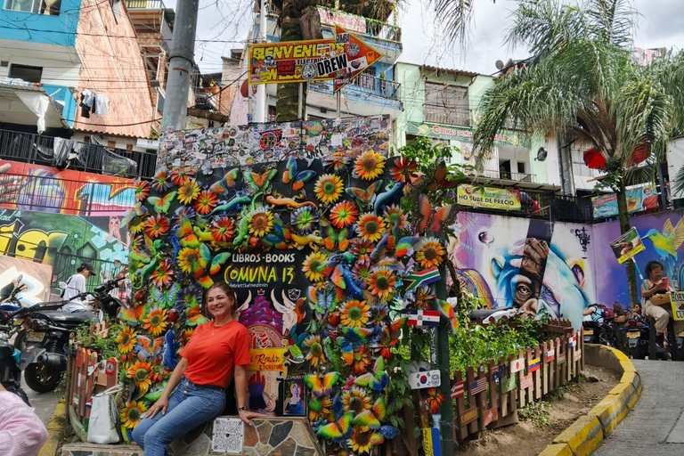 Medellín: Cultural Tour with Lunch and Commune 13