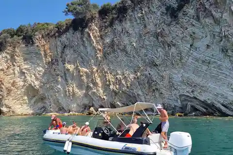 Saranda: tour in barca a Krorez con snorkeling, bevande e ombrelloni