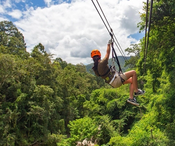 NADI : Tour d'aventure en tyrolienne dans la montagne du Géant Dormant