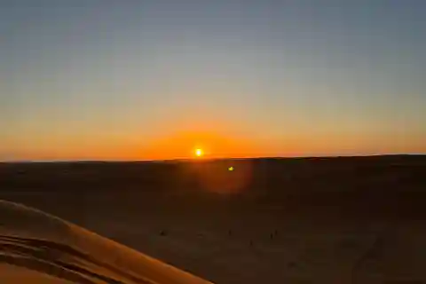 Zachód słońca na pustyni Wahiba Sands i przygoda w Wadi Bani Khalid