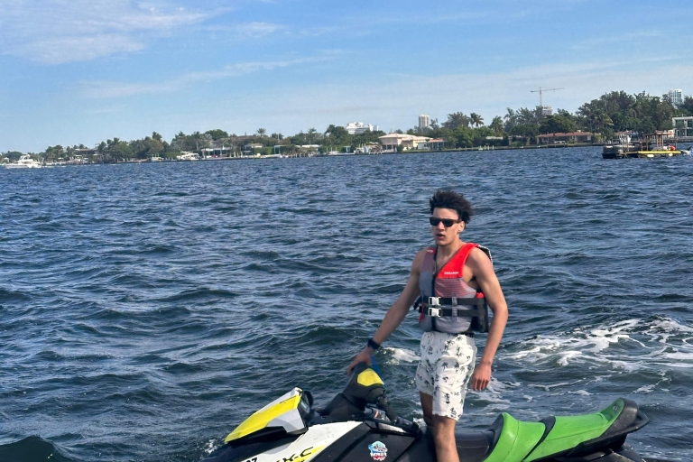 Motos acuáticas en Miami Beach + Paseo en barco gratis1 Moto de Agua, 2 Personas, 1 Hora + Paseo en Barco Gratis Todas las Tasas Pagadas