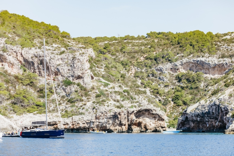 Split: Blaue Grotte und Hvar - Tagestour per SpeedbootSplit: Tagesausflug Blaue Höhle und Hvar mit dem Schnellboot
