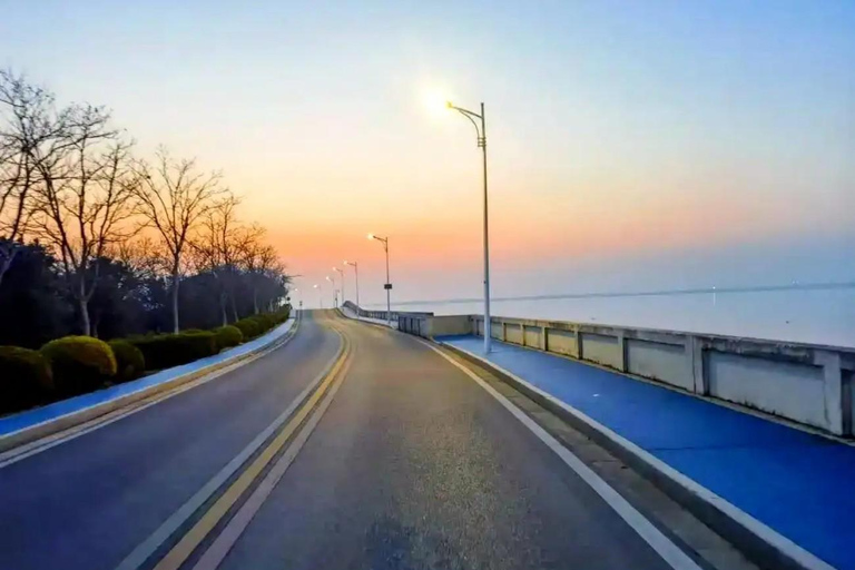 Shanghai: Dianshan Lake and Yuandang Rainbow Bridge Tour