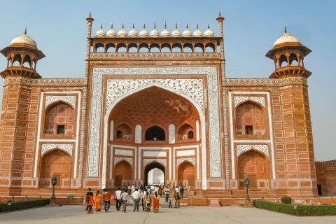 Ab Delhi: Taj Mahal Tour mit Mathura StadtbesichtigungTour mit komfortablem klimatisiertem Auto und lokalem Guide