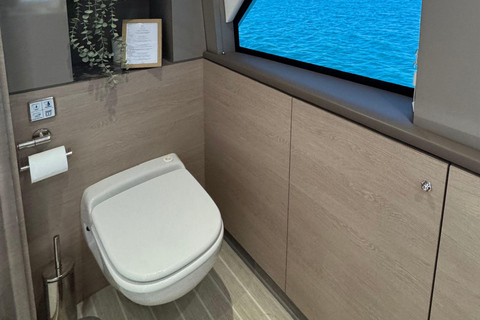 Valencia: giro in barca di lusso con capitano, bevande e bagno privato