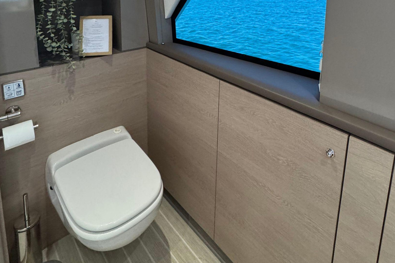 Valencia: giro in barca di lusso con capitano, bevande e bagno privato