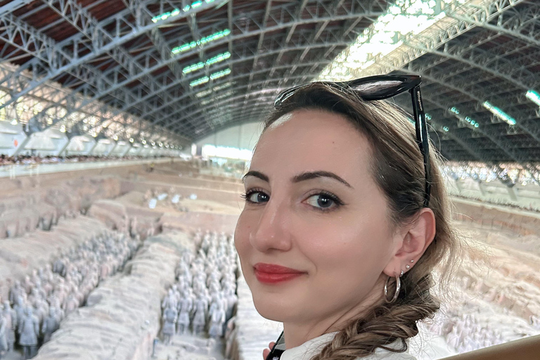 Xi'an: Terracotta Army, City Wall, Pagoda & Family Lunch Private Guided Tour with Lunch and Pickup Anywhere in Xi'an