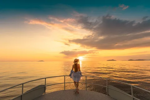Phuket: Phi Phi Maiton Island Sunset Premium Catamaran Tour