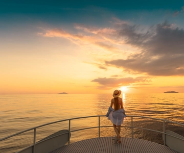 Phuket: Phi Phi Maiton Island Sunset Premium Catamaran Tour