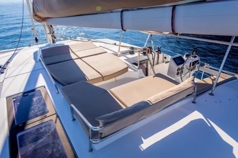 Welcome to the luxurious "Gingembre" catamaran.