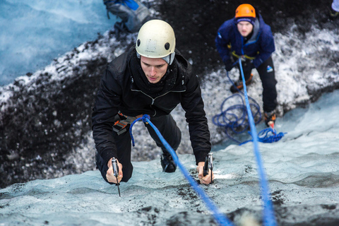 Reykjavik/Sólheimajökull: Glaciärvandring och isklättringGlaciärvandring och isklättring - möte vid Solheimajokull