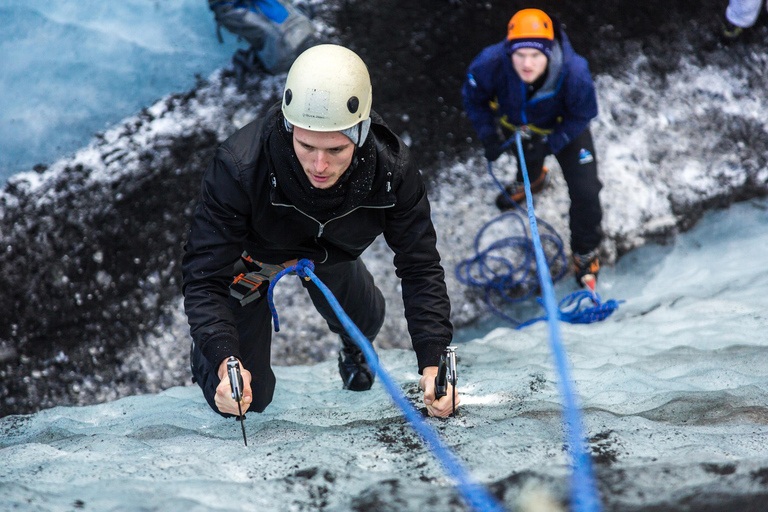 Reykjavik/Sólheimajökull: Glaciärvandring och isklättringGlaciärvandring och isklättring - möte vid Solheimajokull